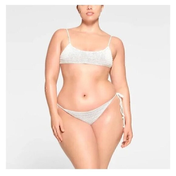 SKIM BY KIM KARDASHIAN, SKIM CROCHET SWIM MICRO SCOOP BIKINI TOP, COLOR MARBLE, - Picture 2 of 6